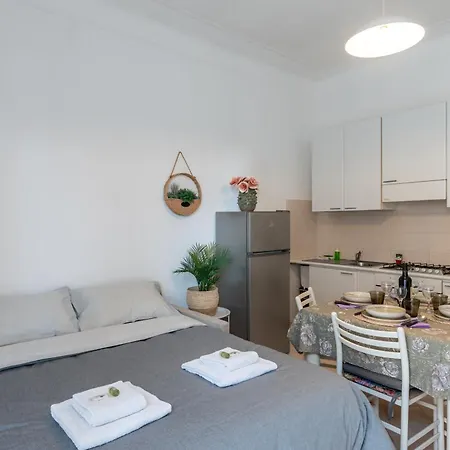 Guesthost - Bright In Center Appartement *