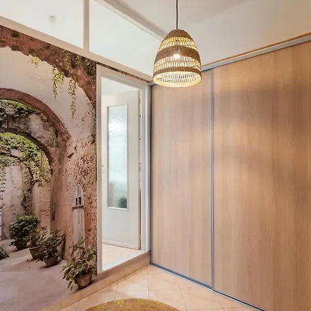 Guesthost - Bright In Center Appartement *